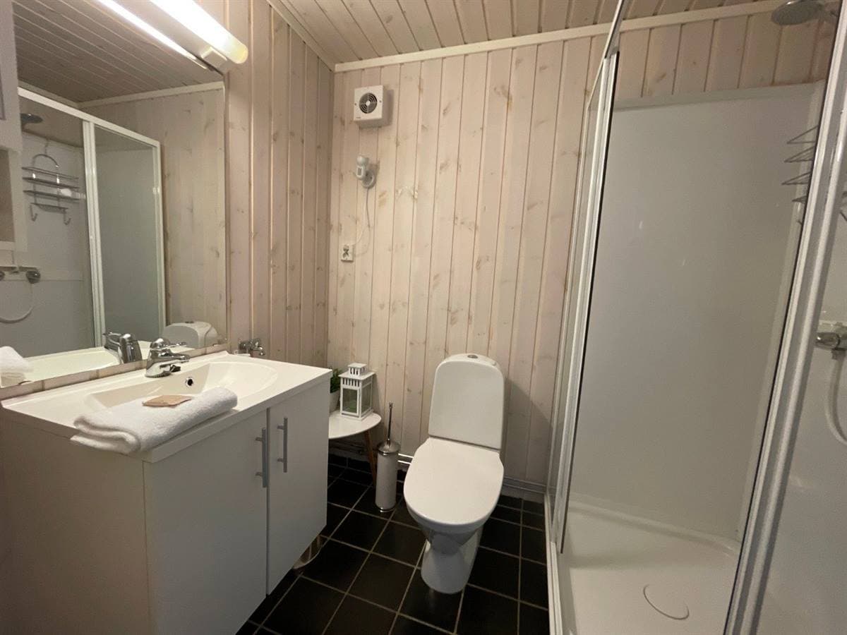 Badrum med duschkabin och toalett
