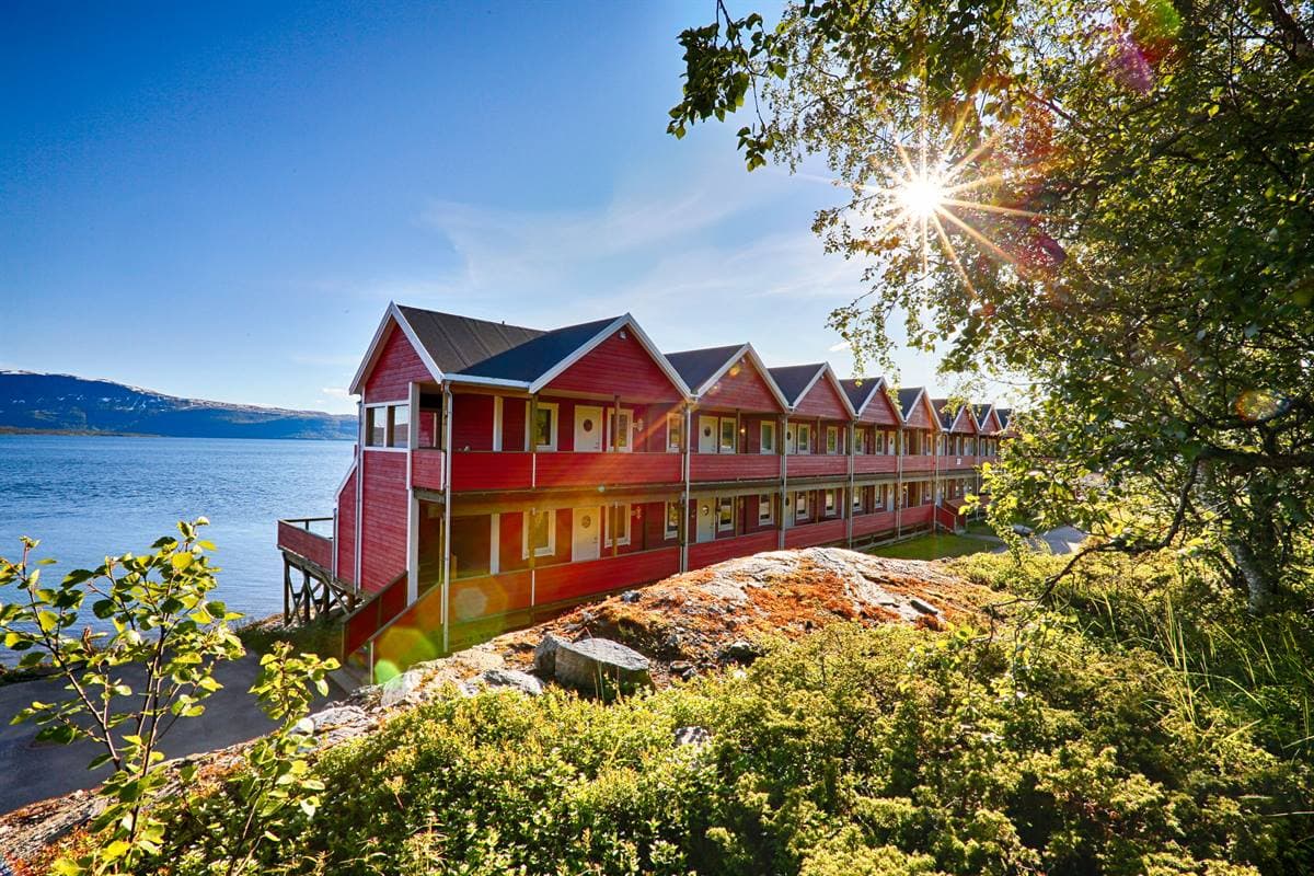 Den röda lägenhetsbyggnaden vid havet en solig sommardag