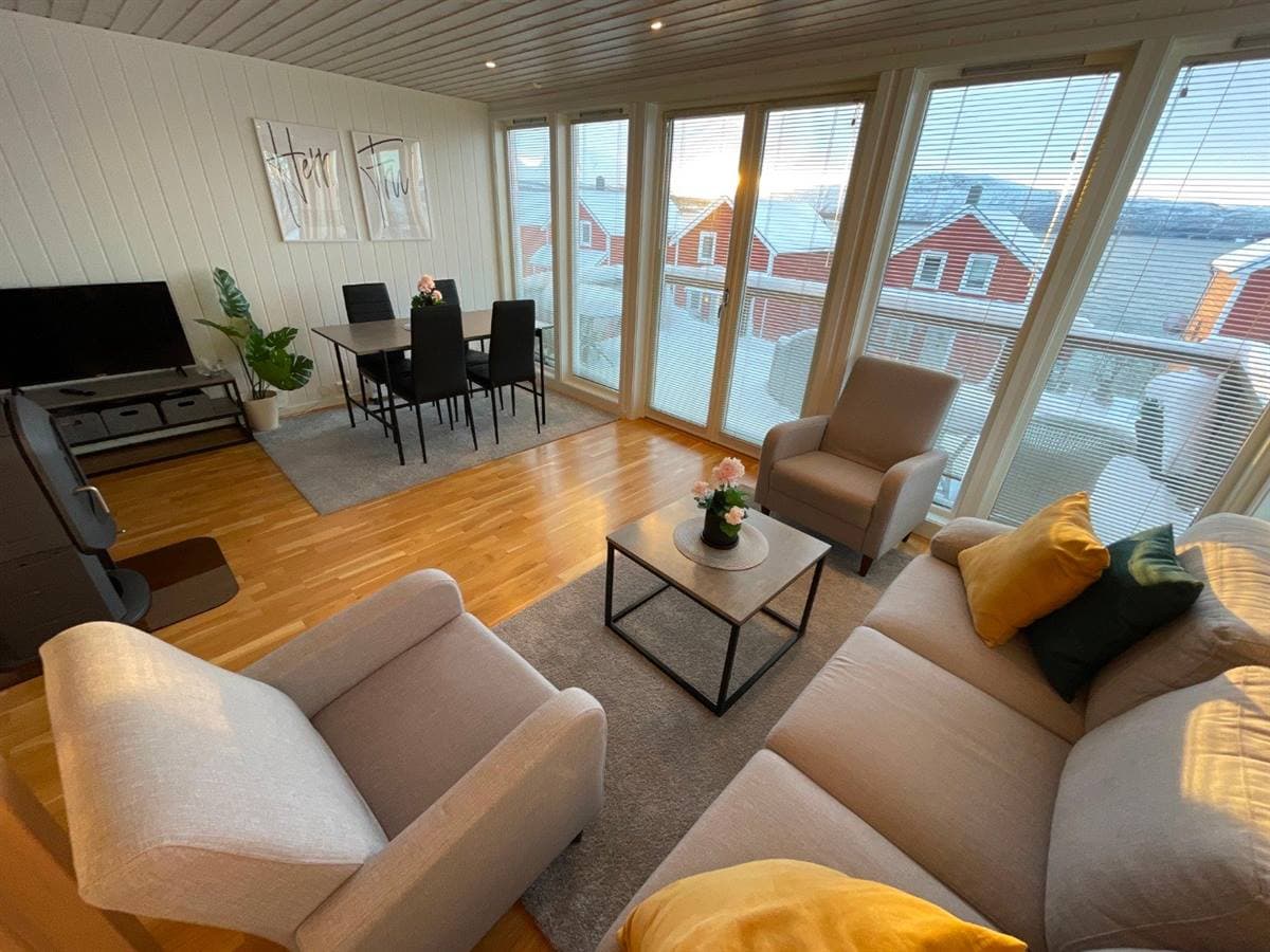 Vardagsrum och matplats med panoramafönster mot vinterlandskapet