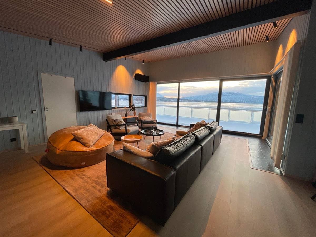 Vardagsrum med skinnsoffa och panoramafönster