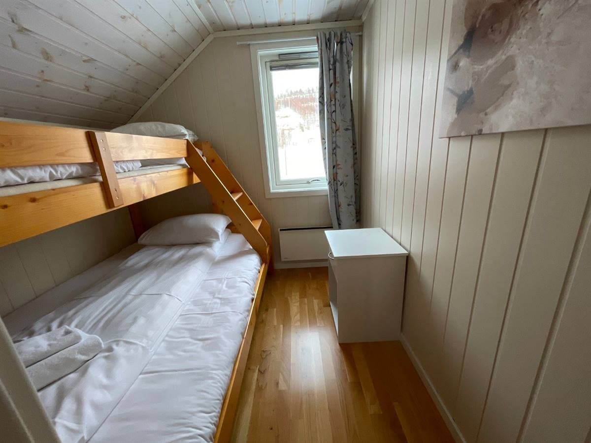Sovrum med våningssäng i trä