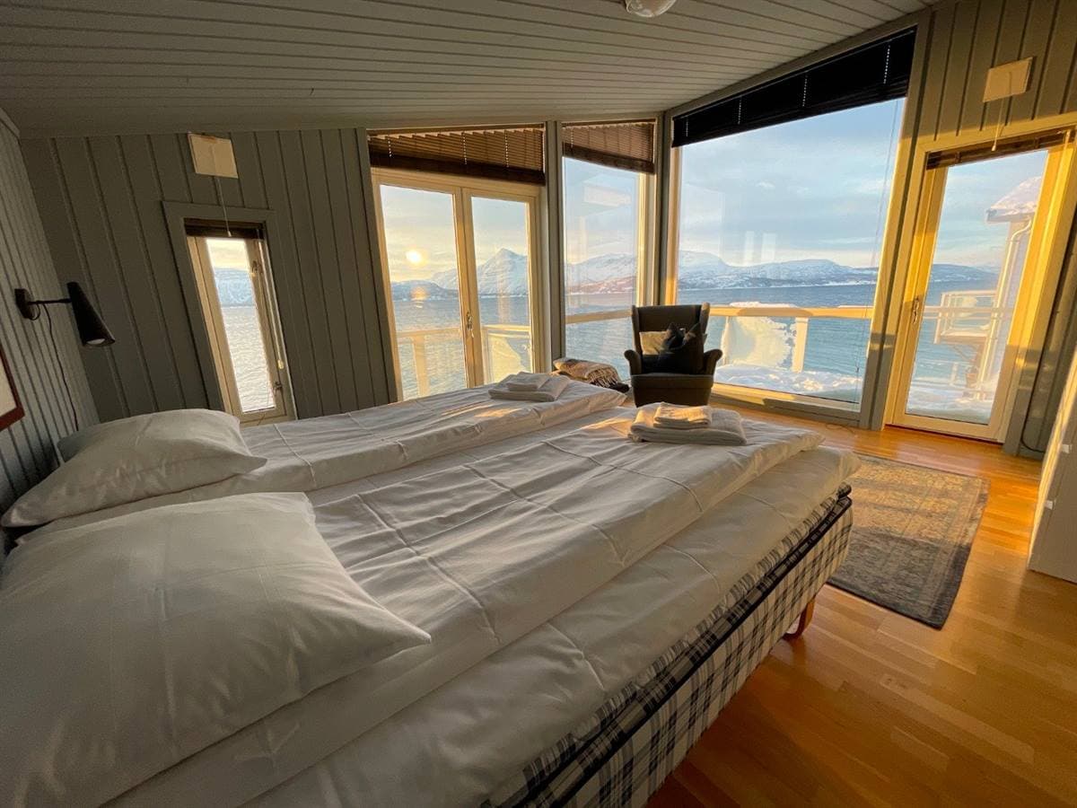 Sovrum med dubbelsäng, fjordutsikt och balkongdörr