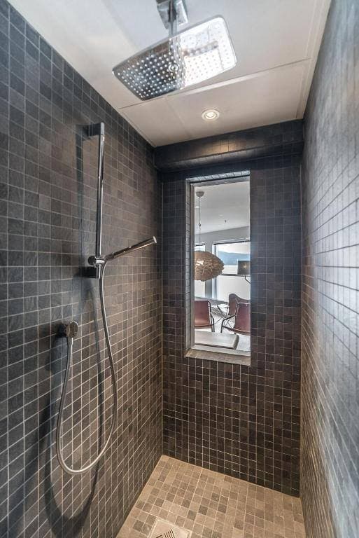 Regndusch med mörkt mosaikkakel