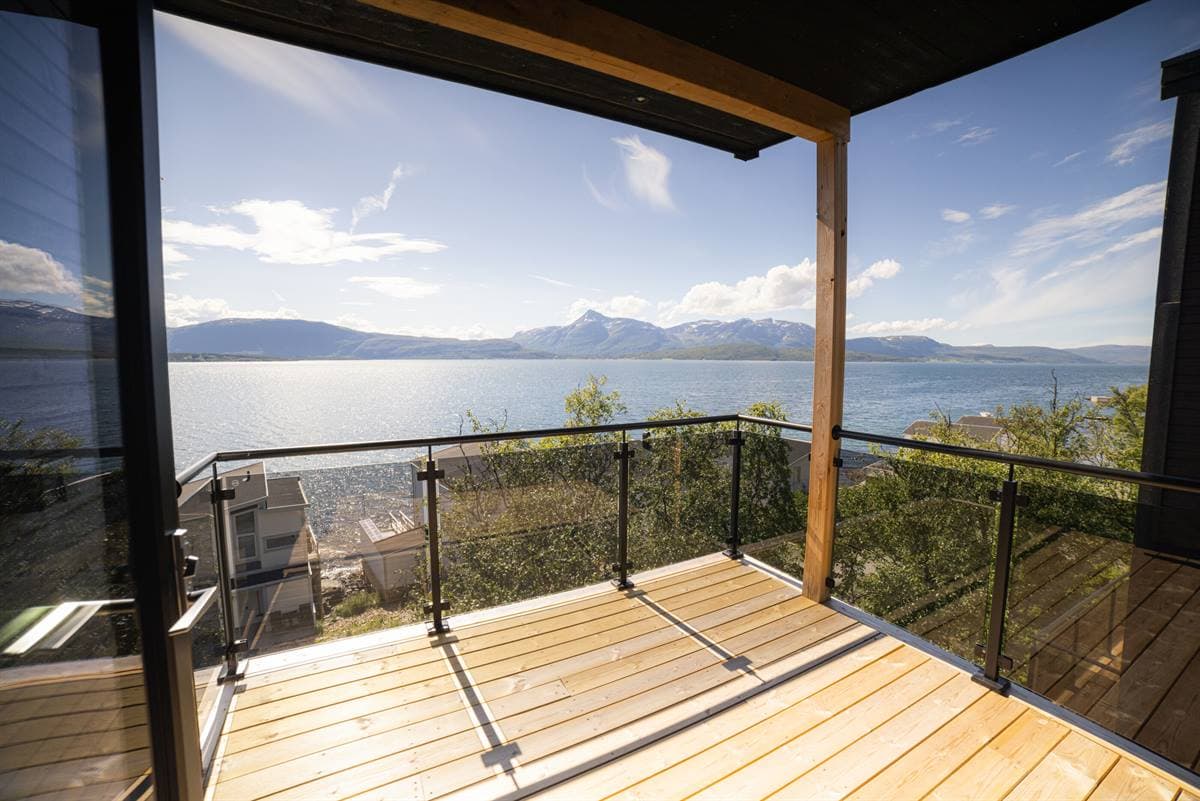 Balkong med glasräcke ovanför fjorden