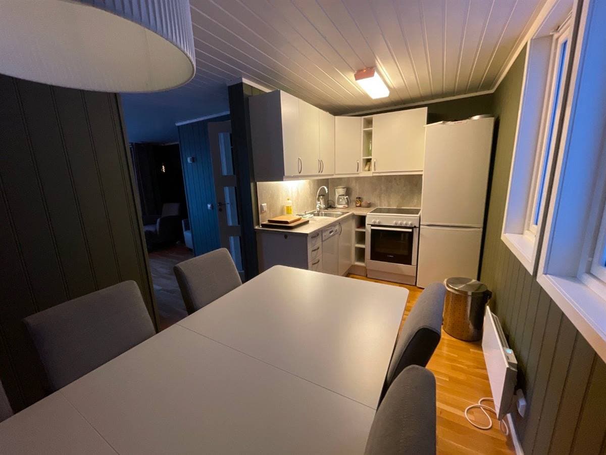 Kök med matbord i stugan
