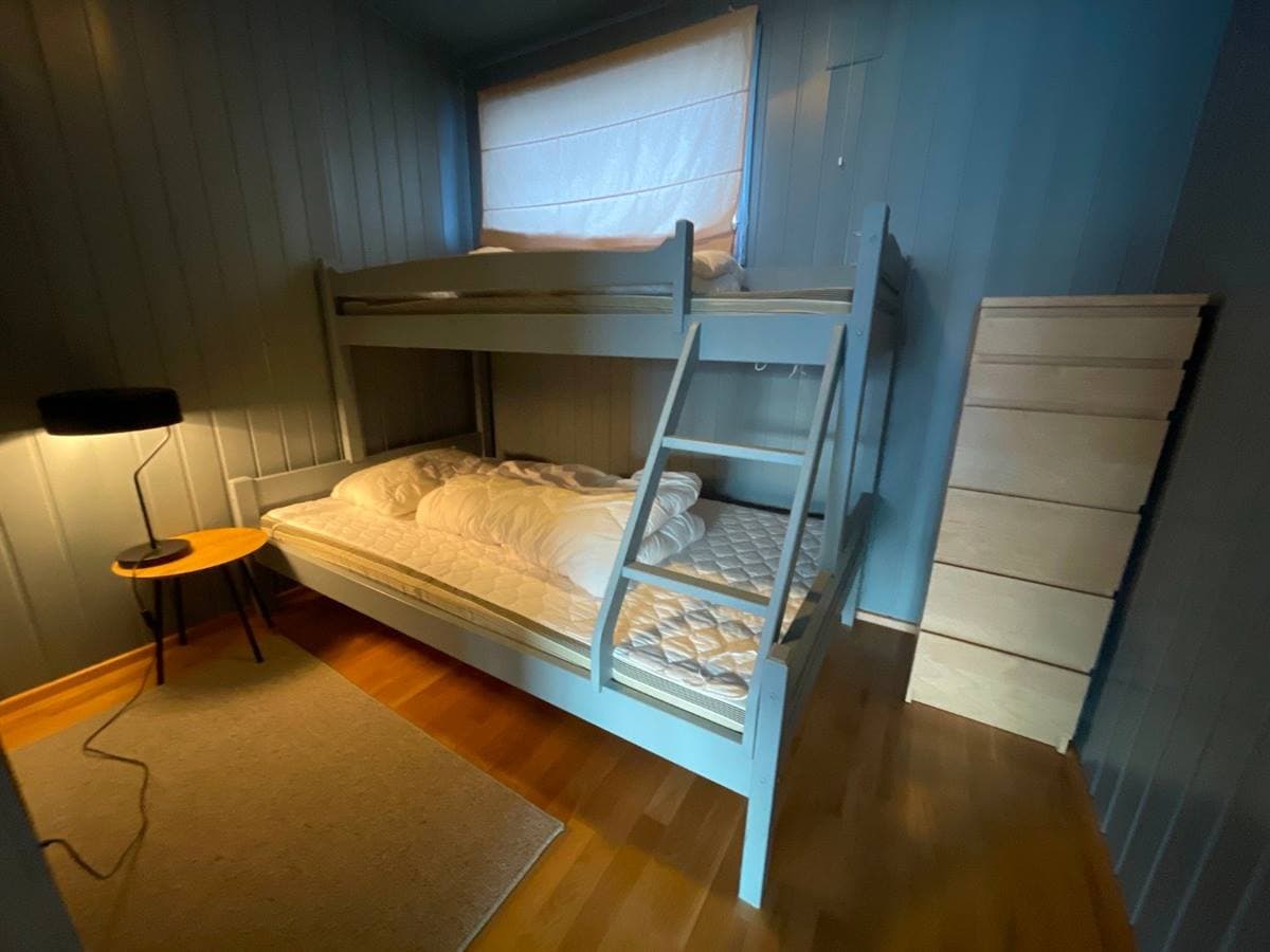 Sovrum med våningssäng med bredare underslaf