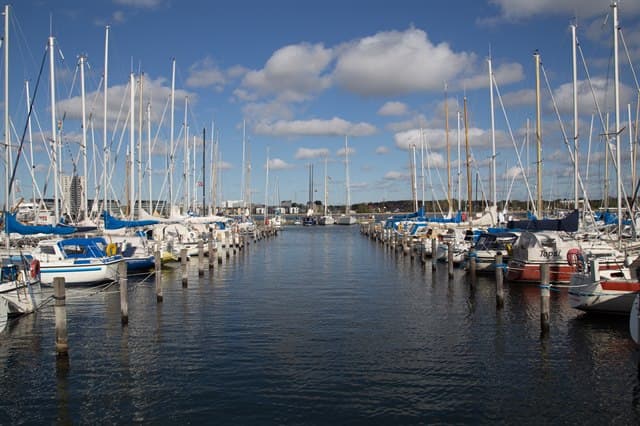 Hyr en GoBoat och skapa en minnesvärd upplevelse tillsammans med familj och vänner. Från båten kan du njuta av utsikten över staden och hamnen i lugn och ro. Båtarna har plats för upp till åtta personer, och du behöver varken båtkörkort eller tidigare erfarenhet för att ge dig ut på vattnet.