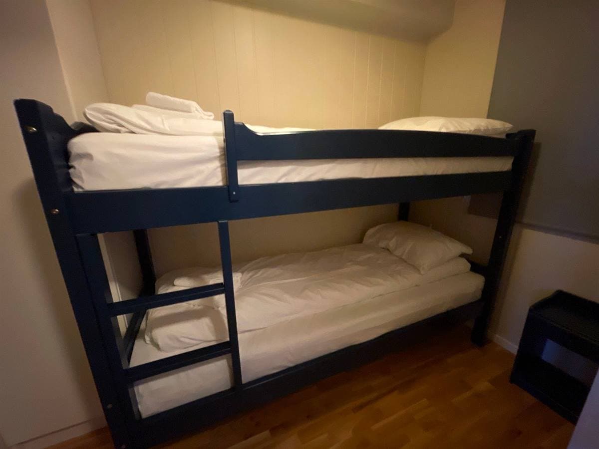 Sovrum med våningssäng i trä i lägenheten