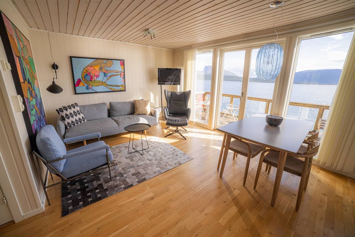 Vardagsrum i lägenheten med soffa och konst på väggen
