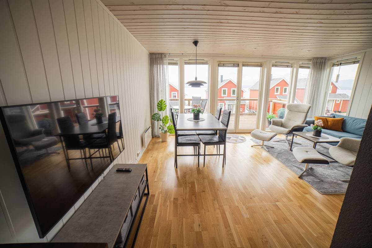 Öppen planlösning med vardagsrum, matplats och stora fönster