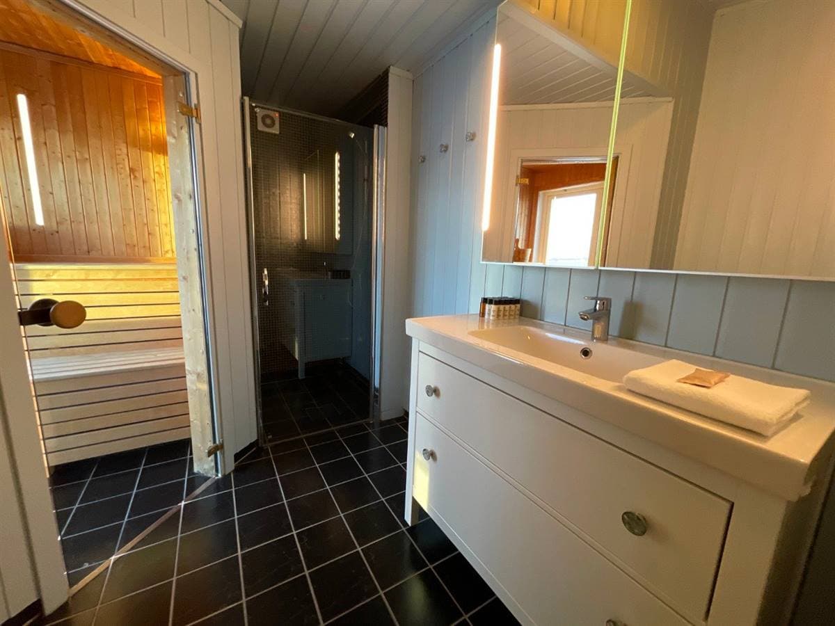 Badrum med bastu i en av premiumstugorna