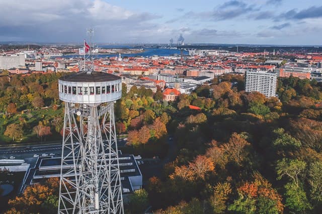 Tornet har Nordeuropas längsta utomhushiss, vilket gör resan till toppen till en upplevelse i sig. Väl uppe väntar en fantastisk utsikt över Ålborg och omgivningarna. Passa också på att ta en fika eller äta något gott i tornets egen mysiga bistro medan du njuter av panoramavyn.